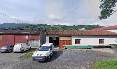 Manka, Menuisier à Saint-Just-Ibarre