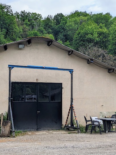 Beastie Bois, Menuisier à Groisy