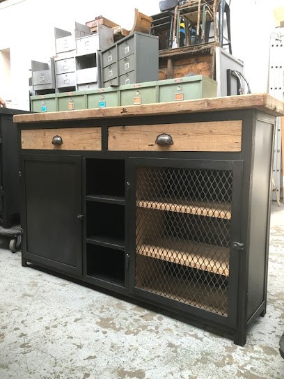 L'atelier De Chris 01, Menuisier à Ambutrix