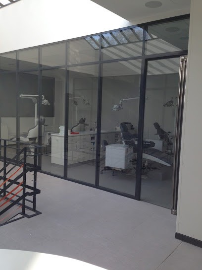 Euro Bat, Menuisier à Crécy-la-Chapelle