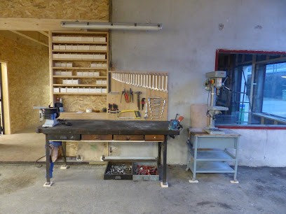 Atelier Le Loup Blanc, Menuisier à École