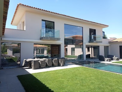 Komilfo Dymex à Fréjus - Pergolas, Stores, Fenêtres, Menuiseries, Menuisier à Puget-sur-Argens